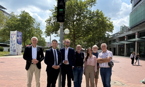 Grünes Licht: Erster Stadtrat und Stadtbaurat Kai-Uwe Hirschheide, Oberbürgermeister Dennis Weilmann und Wirtschaftsdezernent Jens Hofschröer freuen sich gemeinsam mit Vertretern von WMG, Ortsrat Stadtmitte und Verwaltung über die neuen Ampelmotive.