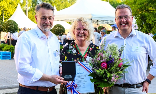 Ivica Lukanic und Jan Schröder mit der Geehrten Annette Goslar.