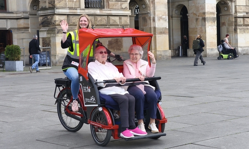 "Radeln ohne Alter"-Pilotin Kristin Winter und ihre Passagierinnen Bärbel Kamrath,  und Brigitte Lindner aus dem Seniorenzentrum „Am Wasserturm“ vor dem Schloss