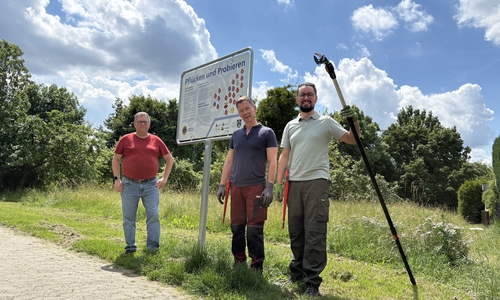 Guido Kuschenek vom Bauhof der Stadt Helmstedt freut sich gemeinsam mit Lions-Vizepräsident Ralf Hollatz-Sinning und Lions-Präsident Andreas Warmbein über das erfolgreiche gemeinsame Projekt (v.l.).