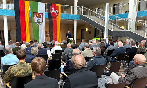 Eröffnung des Veteranentages in der Bürgerhalle mit Oberbürgermeister Dennis Weilmann (am Rednerpult).