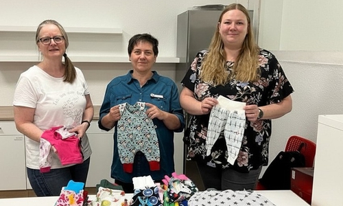 (v.l.n.r.): Barbara Ebenig, 3. Vorsitzende des Wolfsburger Elfen helfen e.V., Stefanie Nörenberg und Frederike Schwieger vom Team des Projektes „Tafel packt Babytasche“.