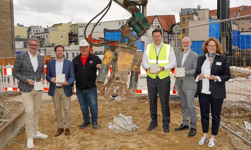 Von links: Wirtschaftsdezernent Gerold Leppa, Sebastian Geese vom Bauunternehmen Köster mit einem Mitarbeiter, Oberbürgermeister Dr. Thorsten Kornblum, Kleine-Burg-Schulleiter Dr. Ingo Stübig und SFB-Geschäftsführerin Natscha Wessling.