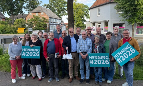 Amtsinhaber Henning Evers (Bildmitte) setzt erneut auf ein breites Bündnis.