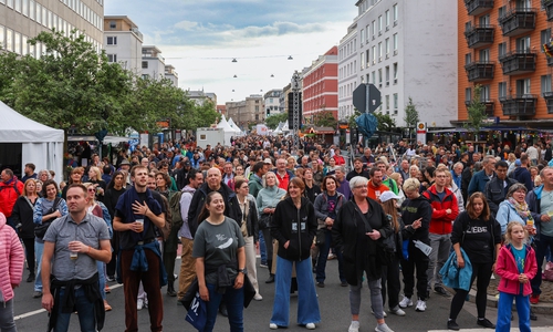 Zahlreiche Besucher strömten in die Innenstadt.
