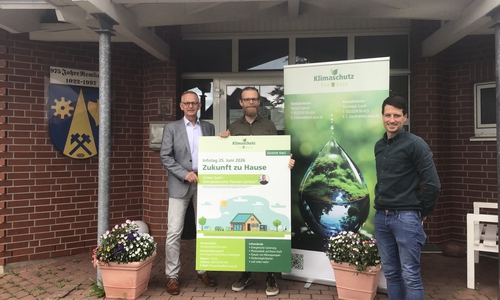 Samtgemeindebürgermeister Dirk Neumann und die beiden Klimaschutzmanager der SG Christoph Genth und Florian Hamel vor dem DGH in Remlingen, in dem die Veranstaltung stattfinden wird.
