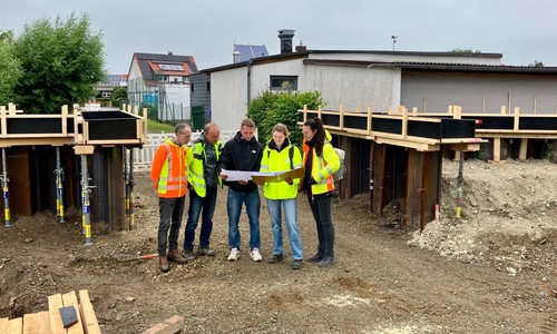 Wolfgang Mantlik ( v.l.n.r.), Stefan Höhren, beide Ingenieurgesellschaft Damer + Partner mbH & Co. KG, Justus Knakowski, Bauleiter Stratie Bau GmbH, Jana Kellner, (Wasserverband Harz-Heide sowie Teresa Fulst, Projektingenieurin Stadt Goslar,) informieren sich zum aktuellen Baufortschitt.