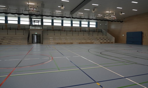 Blick in die umfassend modernisierte Dreifeldsporthalle am Schulzentrum Vorsfelde. Nach rund zwei Jahren Sanierungszeit steht die Sportstätte nun wieder für den Schul- und Vereinssport zur Verfügung.