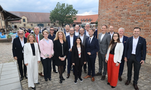 hintere Reihe v. l.: Harald Vespermann, Günther Graf von der Schulenburg, Thomas Schmall-von Westerholt, Tim Faß, Prof. Dr. Markus Henke, Ralf Krüger, Dr. Bernd Schmid, Marc Wille und Thomas Schäfer  vordere Reihe v. l.: Irina Franz, Birte Fleischer, Prof. Dr. Sabina Jeschke, Jens Hofschröer, Daniela Cavallo, Stefan Gratzfeld, Dennis Weilmann, Oliver Blume und Christine Schmidt.