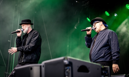 Cappuccino (li.) ist nur einer von mehreren Sängern und Rappern der Band