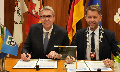 Oberbürgermeister Dennis Weilmann und Bürgermeisters Samir Avdić unterzeichneten die Partnerschaftsurkunde.