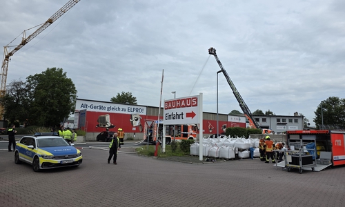 Die Feuerwehr löscht den Brand beim Recycling-Betrieb an der Hannoverschen Straße.