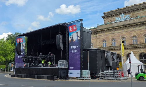 Vor dem Staatstheater Braunschweig bauen viele fleißige Hände die "Stage of Lions" auf.