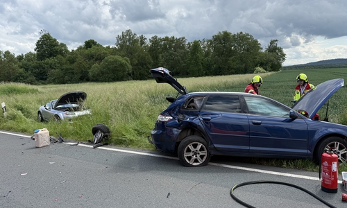 Zwei Autos kollidierten frontal auf der Straße Diebesstieg