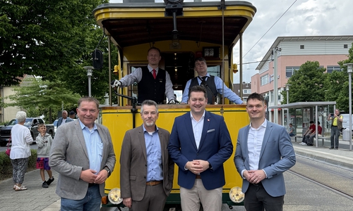  Bezirksbürgermeister Matthias Disterheft (v.l.), Frank Brandt, Prokurist und kaufmännischer Leiter der BSVG, Oberbürgermeister Dr. Thorsten Kornblum und Claas Merfort, Aufsichtsratsvorsitzender der BSVG fuhren zur Wiedereröffnung mit einer historischen Straßenbahn nach Stöckheim.