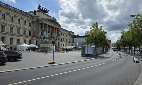 Vor dem Schloss entsteht die Sportmeile.