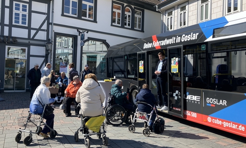 Hier können mobilitätseingeschränkte Menschen das Einsteigen in den Bus üben.