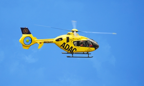 Ein Rettungshubschrauber brachte zwei verletzte Personen ins Klinikum Braunschweig (Symbolbild mit Christoph 30).