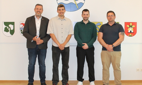 Bürgermeister Andreas Busch begrüßte zusammen mit Eugen Siegmund (re.), stellvertretender Fachbereichsleiter Bau, Immobilen und Bauhof, die neuen Kollegen Lars Krüger und Nando Maire.