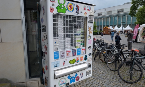 Und hier ein kleiner Geheimtipp für alle, die auf dem Tag der Niedersachsen unterwegs sind: Direkt bei den Schloss-Arkaden am Kleinen Haus des Staatstheaters auf dem Herzogin-Anna-Amalia-Platz steht ein Kunstautomat, an dem man sich für vier Euro kleine Unikate ziehen kann – Kunst in der Box sozusagen.