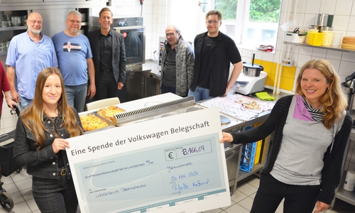 Übergabe des symbolischen Schecks an die Lebenshilfe Braunschweig - im Hintergrund der Konvektomat, der für das Geld aus der Belegschaftsspende angeschafft werden konnte.