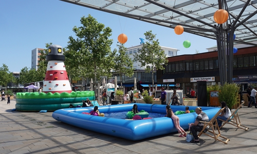 Mit dem Mini-Tretboot in der Stadt unterwegs.
