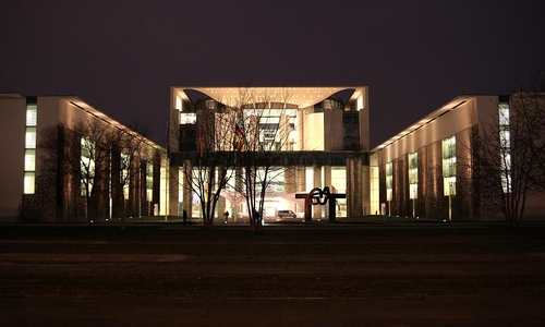 Bundeskanzleramt bei Nacht (Archiv)