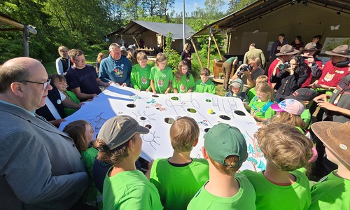 Die Junior-Ranger spielten mit Bundesumweltminister Carsten Schneider (2.v.li. hinten) und dem niedersächsischen Umweltminister Christian Meyer (links vorne) das Spiel "Der Weg des Luchses".