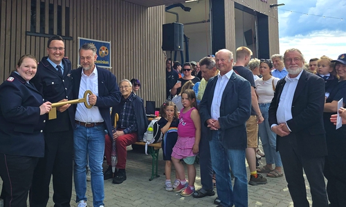 Mit der symbolischen Schlüsselübergabe von Bürgermeister Ivica Lukanic (rechts) an Ortsbrandmeister Pascal Hoppe und seine Stellvertreterin Janina Plagge.ging das Gebäude offiziell an die Ortswehr.