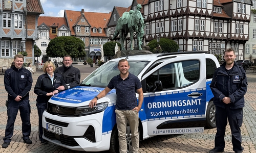 Trotz des neuen E-Fahrzeuges sind die Einsatzkräfte des Stadtordnungsdienstes auch weiterhin überwiegend zu Fuß auf Streife.