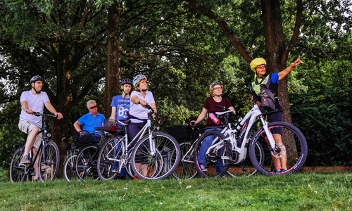 Öffentliche Stadtführungen werden im Juli und August auch mit dem Fahrrad angeboten.