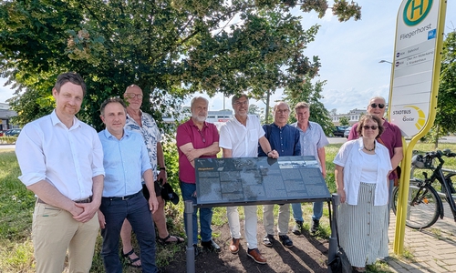 Gleich neben der Bushaltestelle „Fliegerhorst“ wird ab sofort dessen Geschichte erzählt. Die Inbetriebnahme erfolgte in Anwesenheit von Sven Busse (v. li.) und Dr. Falk Lauterbach – beide Stadt Goslar –, Frank Jacobs, Dr. Friedhart Knolle, Dr. Donald Giesecke, Günter Piegsa sowie den Ratsmitgliedern Michael Ohse, Sabine Seifarth und Claus-Eberhardt Roschanski. Auf dem Foto fehlt Martin Mahnkopf.