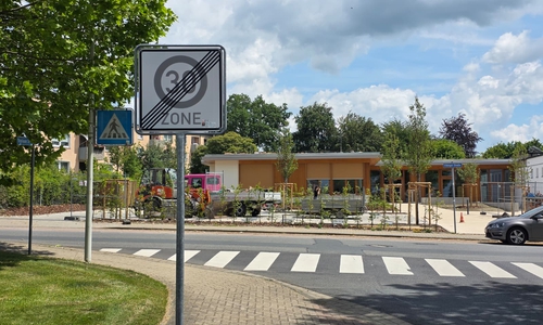 Die Tempo 30 Zone endet direkt vorm Neubau der Kindertagesstätte St. Ansgar an der Elbinger Straße.