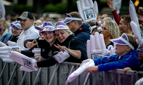Die Fans vor der Bühne am Löwenwall.