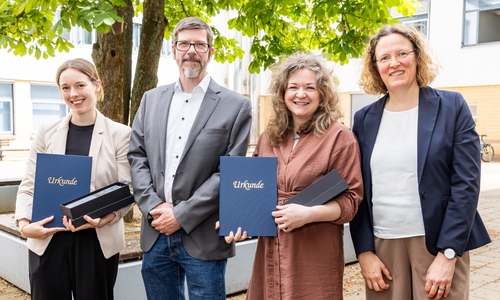 Ostfalia-Lehrpreis 2026 (von links): Preisträgerin Lea Eileen Brauner (Beste Lehrveranstaltung), Ostfalia-Vizepräsident Prof. Dr. Thomas Benda, Preisträgerin Kyra Jantzen (Beste Lehre), Festrednerin Prof. Dr. Claudia Schäfle von der TH Rosenheim.