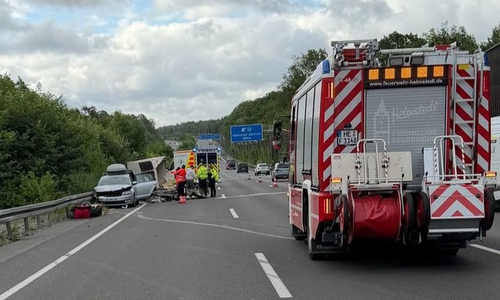Das Auto war samt Wohnwagen in die Leitplanke geraten.