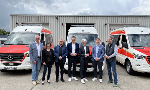 Begleiteten gemeinsam die Übernahme der Fahrzeuge: Jürgen Fricke (Landkreis), Heike Kanter (DRK-Präsidentin), Olaf Glaeske (Landkreis), DRK-Rettungsdienst Geschäftsführer Björn Försterling, Landrätin Christiana Steinbrügge, Steffen Tegtmeier (Rettungsdienstleiter) und Helge Trauden (Ärztlicher Leiter Rettungsdienst).