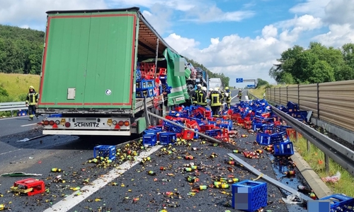 Zahlreiche Getränkeflaschen verteilten sich auf der A7.