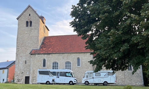 Mit dem Wohnmobil direkt im Schatten der Kirche übernachten: Das ist hier in evessen möglich. 