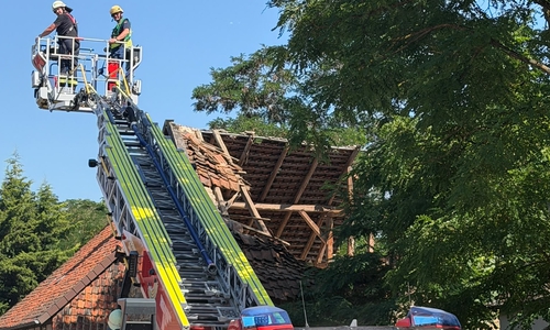 Die Feuerwehr Grasleben begutachtet das einstürzende Haus.