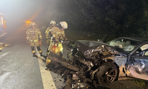 Ein Fahrer wurde in seinem BMW eingeklemmt. Die Feuerwehr rettete ihn.