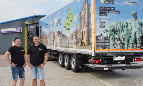 Geschäftsführer Michael Wörndel (links) sowie Prokurist und Fuhrparkleiter Dennis Wanke sind stolz auf das Wolfenbüttel-Motiv.