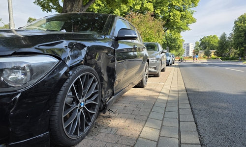 Beschädigte Autos: Auch am Tag nach dem Unfall in Wolfenbüttel sind noch Spuren zu erkennen.