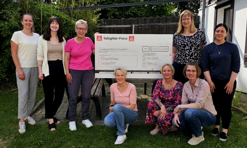 Stehend v.l.n.r.: Christin Kuffner, Lena Brinkmann, Marion Koslowski-Kuzu, Jasmine Werner, Özlem Demirören/ sitzend v.l.n.r.: Susanne Koch, Anja Brennecke, Stefanie von Pock.