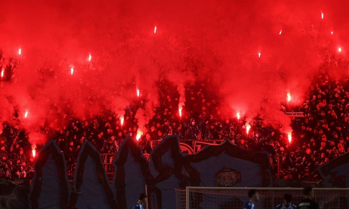Fußball-Fans mit Pyrotechnik (Archiv)
