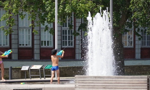 Wasser marsch! Zum Glück gibt es auf dem Schlossplatz einen Brunnen. 