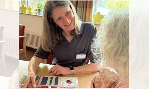 Nesteldecken laden zum haptischen Erkunden ein und bieten Gesprächsstoff, wenn Barbara Hocke Zeit mit einer Patientin verbringt.