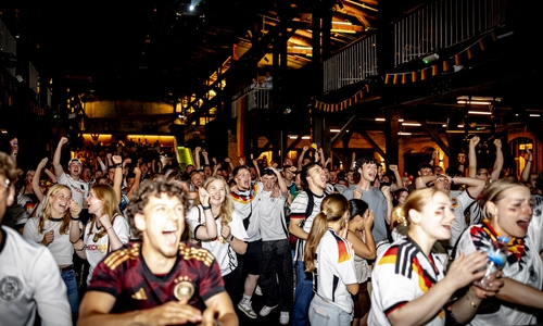 Am Anfang war die Stimmung beim Public Viewing noch hoffnungsfroh.