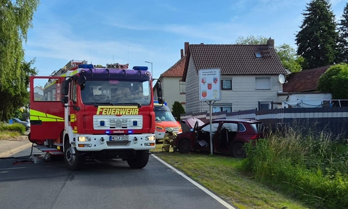 Der Wagen war letztlich gegen einen Zaun gekracht.