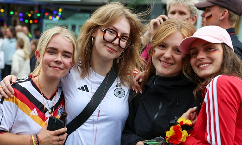 Manch einer stimmte sich auch schon auf das erste Spiel der Nationalmannschaft ein.
